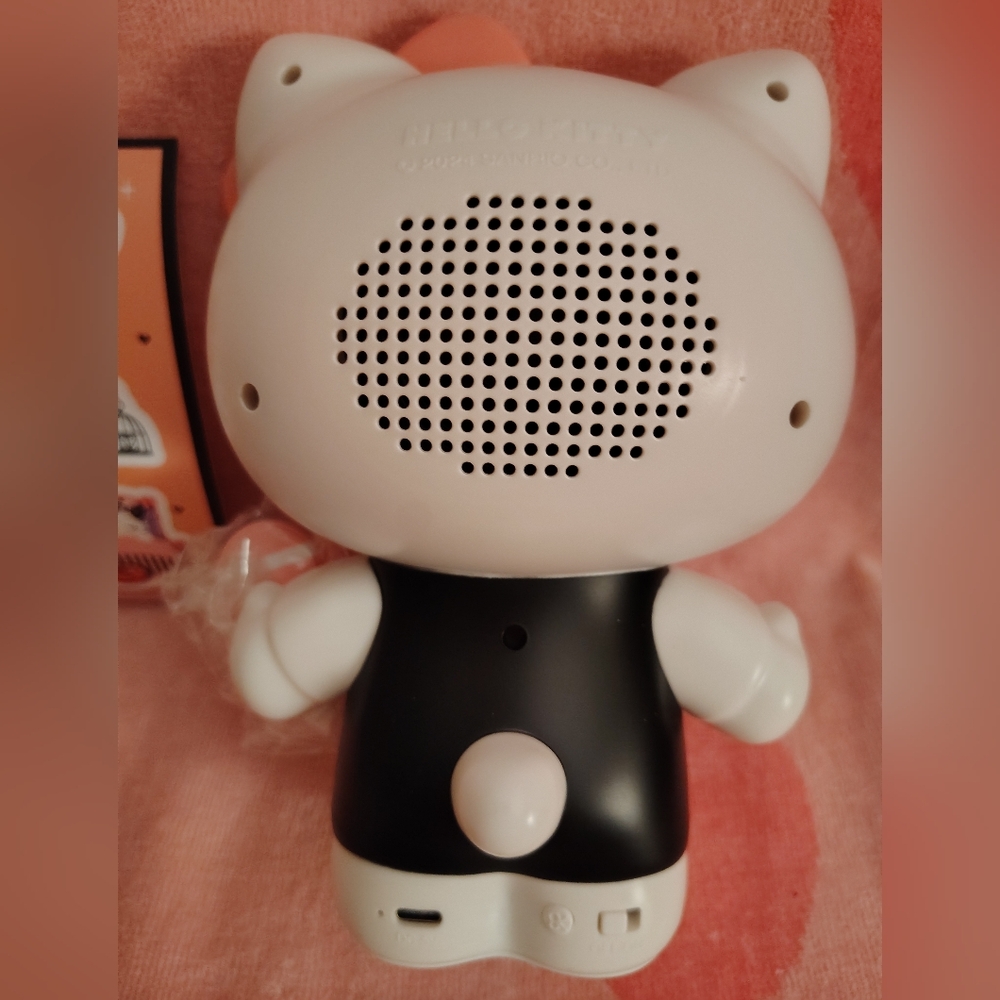 EXCLUSIVE - Hello Kitty Deluxe Wireless Bluetooth Speaker Set - Picture 11 of 13